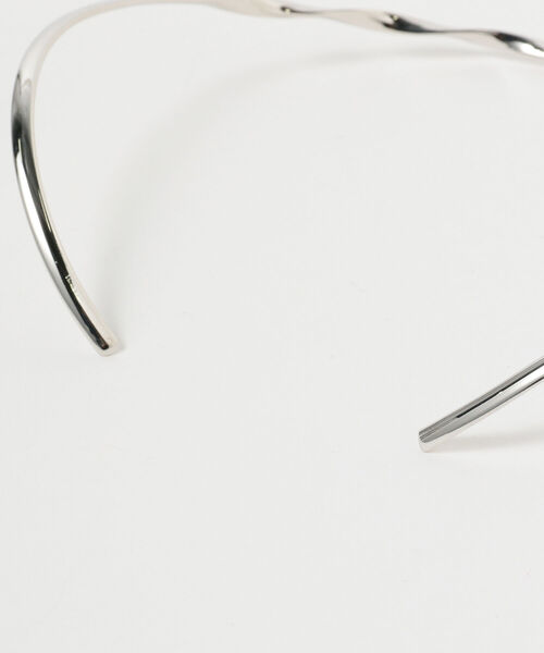 Ray BEAMS(レイビームス)の「Ray BEAMS / ツイスト ライン チョーカー(チョーカー・レディース・シルバー/ゴールド・ONE SIZE)」の4枚目の写真