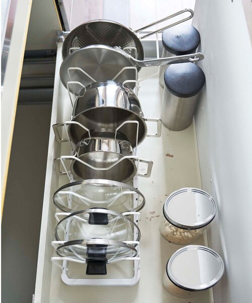 212 KITCHEN STORE（トゥワントゥキッチンストア）の「シンク下伸縮鍋蓋&フライパンスタンド WH 山崎実業 ＜tower タワー＞（キッチン収納・レディース・その他・00）」の10枚目の写真