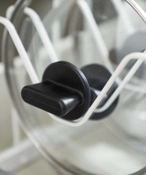 212 KITCHEN STORE（トゥワントゥキッチンストア）の「シンク下伸縮鍋蓋&フライパンスタンド WH 山崎実業 ＜tower タワー＞（キッチン収納・レディース・その他・00）」の2枚目の写真