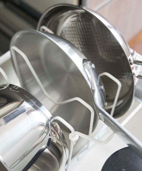 212 KITCHEN STORE（トゥワントゥキッチンストア）の「シンク下伸縮鍋蓋&フライパンスタンド WH 山崎実業 ＜tower タワー＞（キッチン収納・レディース・その他・00）」の9枚目の写真