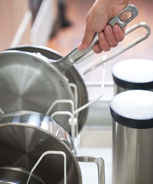 212 KITCHEN STORE（トゥワントゥキッチンストア）の「シンク下伸縮鍋蓋&フライパンスタンド WH 山崎実業 ＜tower タワー＞（キッチン収納・レディース・その他・00）」の11枚目の写真