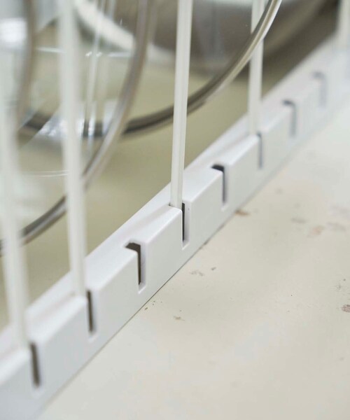 212 KITCHEN STORE（トゥワントゥキッチンストア）の「シンク下伸縮鍋蓋&フライパンスタンド WH 山崎実業 ＜tower タワー＞（キッチン収納・レディース・その他・00）」の7枚目の写真