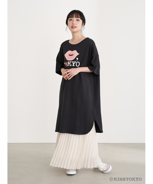 earth music&ecology（アースミュージックアンドエコロジー）の「KISS TOKYO チュニックTシャツ ＊（Tシャツ/カットソー・レディース・ホワイト/ブラック・FREE）」の4枚目の写真