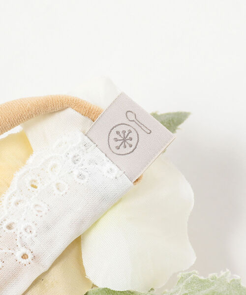 こども ビームス（コドモビームス）の「lusikka / ミニフラワーヘアバンド（ヘアバンド・キッズ・オフホワイト/バイオレット/ライトブルー・ONE SIZE）」の5枚目の写真