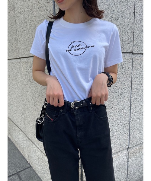 DIESEL（ディーゼル）の「レディース サステナブル Tシャツ トップス カットソ－ ミニマムフィット（Tシャツ/カットソー・レディース・ホワイト/ブラック・MEDIUM/X-SMALL/SMALL/LARGE）」の2枚目の写真
