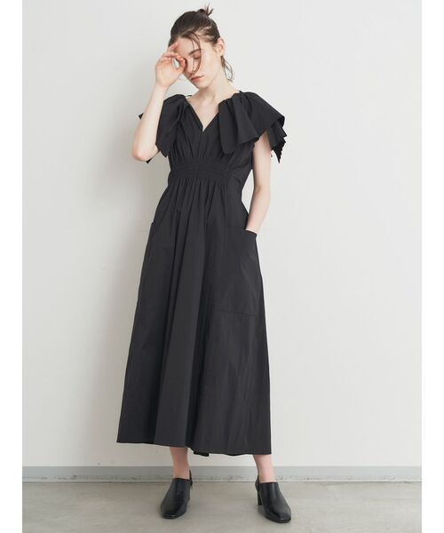 ELENDEEK（エレンディーク）の「プリーツ&フレアスリーブワンピース（ワンピース・レディース・ブラック/カーキ・01/02）」の2枚目の写真