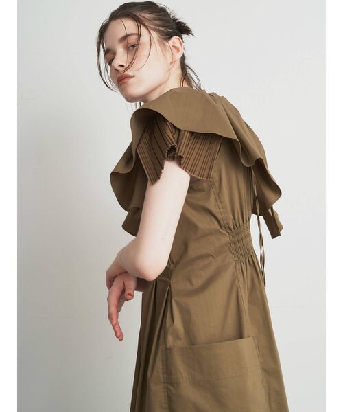 ELENDEEK（エレンディーク）の「プリーツ&フレアスリーブワンピース（ワンピース・レディース・ブラック/カーキ・01/02）」の12枚目の写真