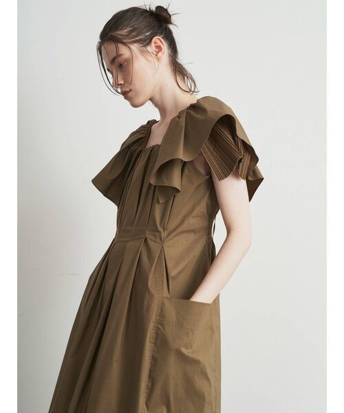 ELENDEEK（エレンディーク）の「プリーツ&フレアスリーブワンピース（ワンピース・レディース・ブラック/カーキ・01/02）」の13枚目の写真