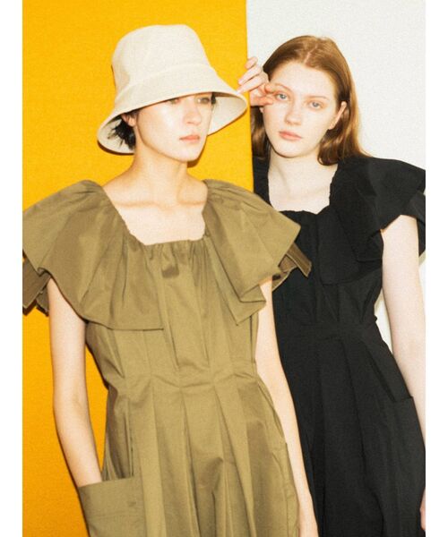 ELENDEEK（エレンディーク）の「プリーツ&フレアスリーブワンピース（ワンピース・レディース・ブラック/カーキ・01/02）」の17枚目の写真