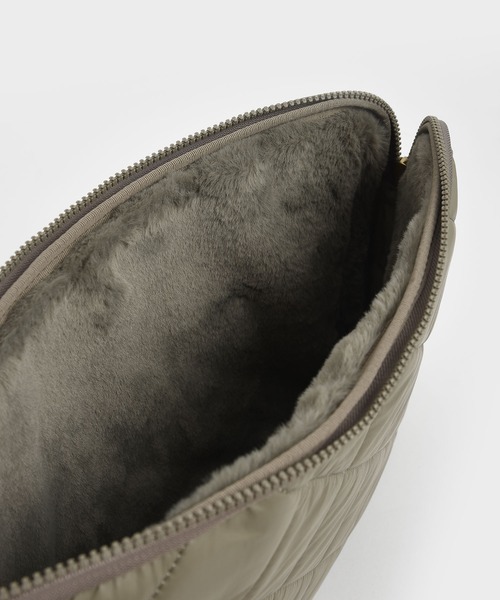 CHARLES & KEITH（チャールズ & キース）の「キルテッド ラップトップバッグ / Quilted Laptop Bag（ビジネスバッグ・レディース・ブラック/ホワイト系その他/ベビーピンク/ライトベージュ・XL）」の14枚目の写真