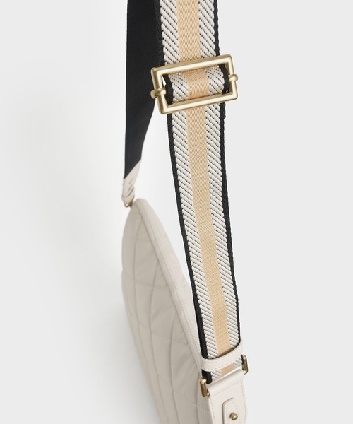 CHARLES & KEITH（チャールズ & キース）の「キルテッド ラップトップバッグ / Quilted Laptop Bag（ビジネスバッグ・レディース・ブラック/ホワイト系その他/ベビーピンク/ライトベージュ・XL）」の17枚目の写真