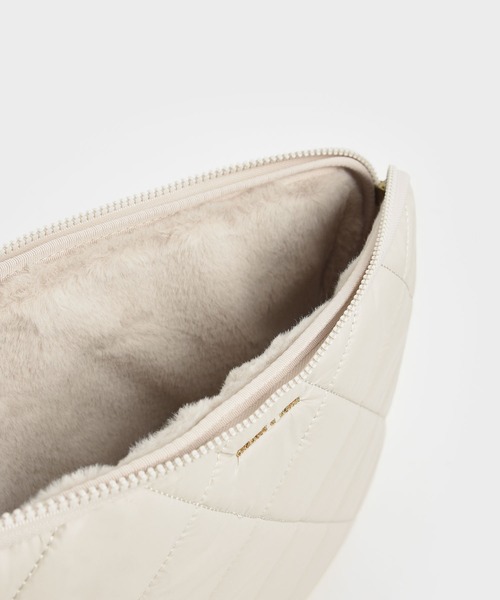 CHARLES & KEITH（チャールズ & キース）の「キルテッド ラップトップバッグ / Quilted Laptop Bag（ビジネスバッグ・レディース・ブラック/ホワイト系その他/ベビーピンク/ライトベージュ・XL）」の13枚目の写真