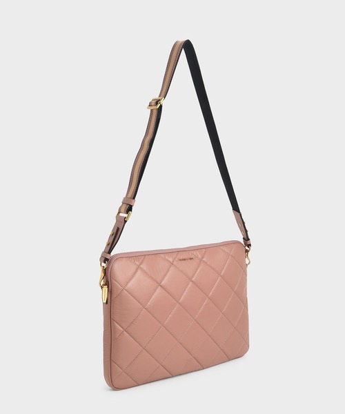 CHARLES & KEITH（チャールズ & キース）の「キルテッド ラップトップ