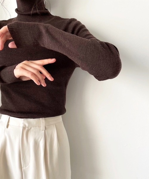 CANAL JEAN（キャナルジーン）の「arc　メリノウールリブタートルニット（ニット/セーター・レディース・ブラック/ブラウン/グリーン/アイボリー・38）」の3枚目の写真