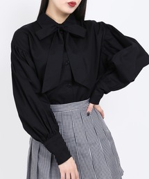 リボン付きシャツ