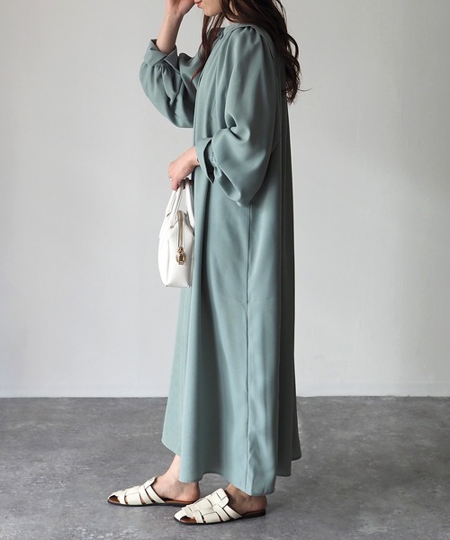 Riberry（リベリー）の「前後2WAYボリューム袖ワンピース（シャツワンピース・レディース・グレイッシュベージュ/グリーン/ブルー・MEDIUM）」の6枚目の写真