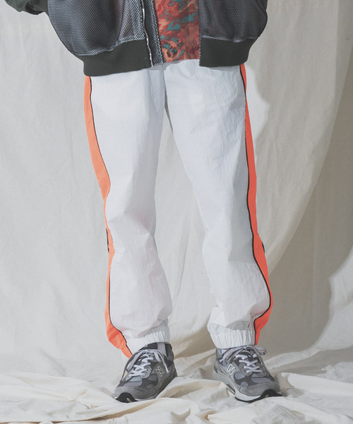 URBAN RESEARCH（アーバンリサーチ）の「URBAN RESEARCH iD　ナイロンサイドラインパンツ（その他パンツ・メンズ・ホワイト/ブラック/ピンクベージュ・MEDIUM/LARGE）」の2枚目の写真