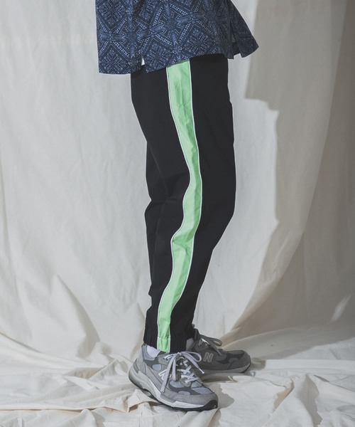 URBAN RESEARCH（アーバンリサーチ）の「URBAN RESEARCH iD　ナイロンサイドラインパンツ（その他パンツ・メンズ・ホワイト/ブラック/ピンクベージュ・MEDIUM/LARGE）」の9枚目の写真