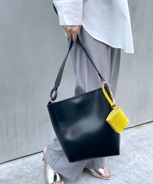 loti(ロティ)の「WEB限定 loti コインケース付きサイドリングトート(トートバッグ・レディース・オフホワイト/ブラック・ONE SIZE)」の1枚目の写真