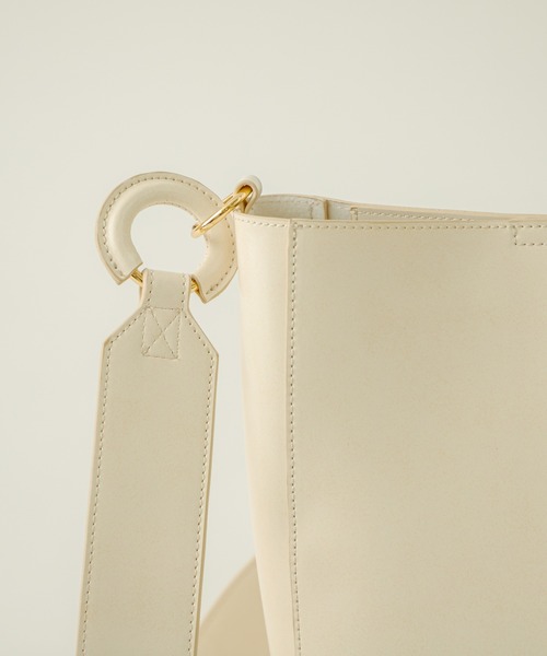 loti(ロティ)の「WEB限定 loti コインケース付きサイドリングトート(トートバッグ・レディース・オフホワイト/ブラック・ONE SIZE)」の3枚目の写真