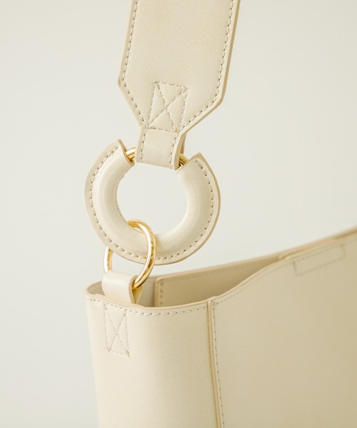 loti(ロティ)の「WEB限定 loti コインケース付きサイドリングトート(トートバッグ・レディース・オフホワイト/ブラック・ONE SIZE)」の6枚目の写真