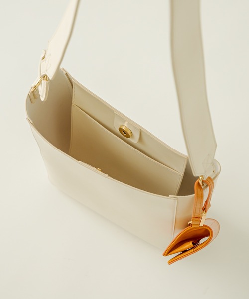 loti(ロティ)の「WEB限定 loti コインケース付きサイドリングトート(トートバッグ・レディース・オフホワイト/ブラック・ONE SIZE)」の8枚目の写真