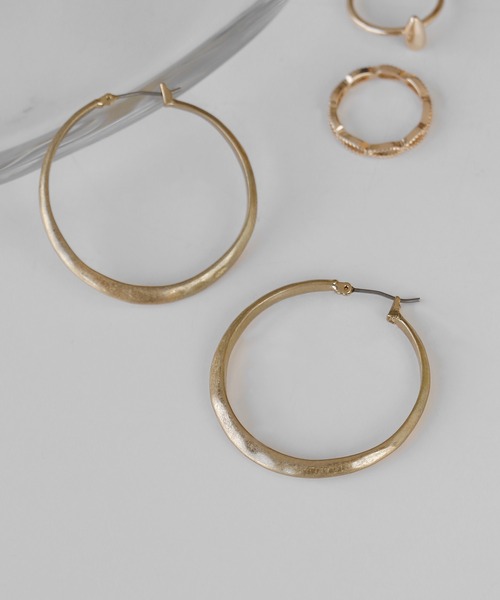 ANEMONE（アネモネ）の「マットメタルフープピアス（ピアス（両耳用）・レディース・シルバー/ゴールド・FREE）」の2枚目の写真