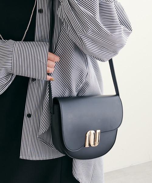 natural couture（ナチュラルクチュール）の「2022AWアイテム/オリジナル金具ハーフムーンバッグ（ショルダーバッグ・レディース・オレンジ/ブラック/ブラウン・FREE）」の7枚目の写真