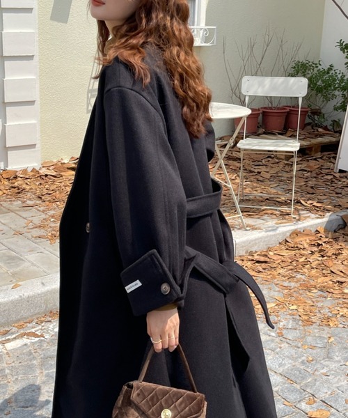 emi+(エミプラス)の「ベルト付き袖折り返し ノーカラーロングコート(ノーカラーコート・レディース・ベージュ/ブラック/チャコールグレー・M/L)」の12枚目の写真