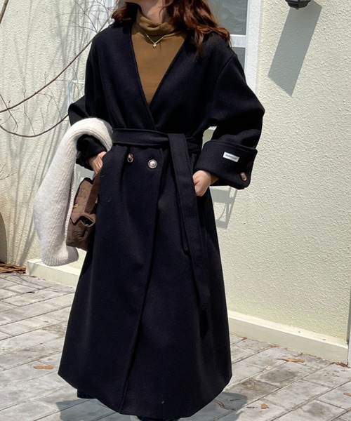 emi+(エミプラス)の「ベルト付き袖折り返し ノーカラーロングコート(ノーカラーコート・レディース・ベージュ/ブラック/チャコールグレー・M/L)」の10枚目の写真