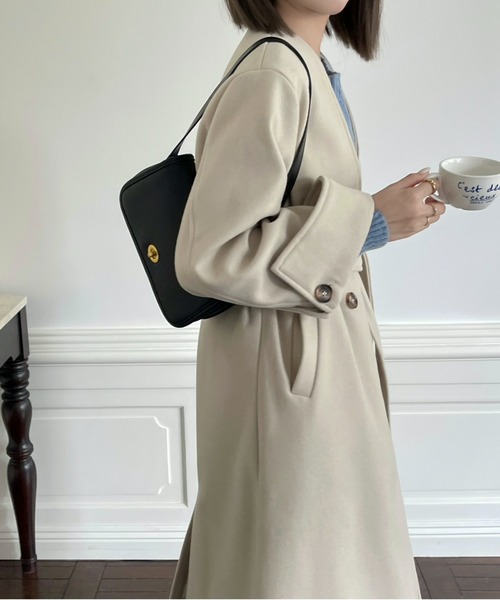 emi+(エミプラス)の「ベルト付き袖折り返し ノーカラーロングコート(ノーカラーコート・レディース・ベージュ/ブラック/チャコールグレー・M/L)」の16枚目の写真