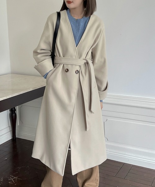 emi+(エミプラス)の「ベルト付き袖折り返し ノーカラーロングコート(ノーカラーコート・レディース・ベージュ/ブラック/チャコールグレー・M/L)」の4枚目の写真