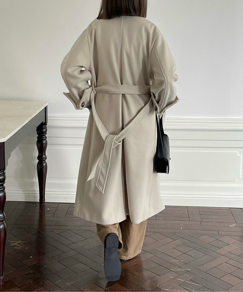 emi+(エミプラス)の「ベルト付き袖折り返し ノーカラーロングコート(ノーカラーコート・レディース・ベージュ/ブラック/チャコールグレー・M/L)」の8枚目の写真