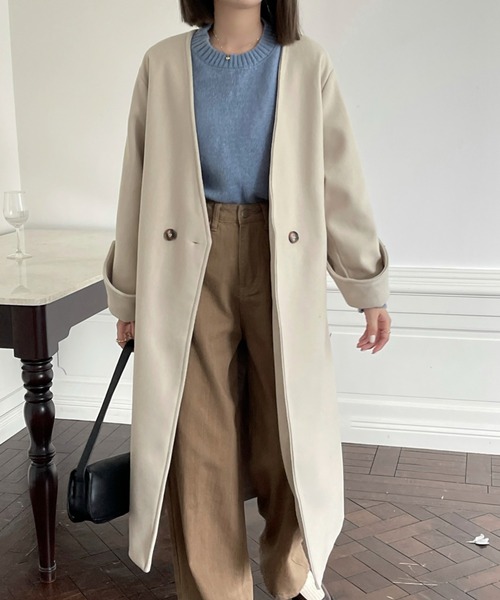 emi+(エミプラス)の「ベルト付き袖折り返し ノーカラーロングコート(ノーカラーコート・レディース・ベージュ/ブラック/チャコールグレー・M/L)」の7枚目の写真