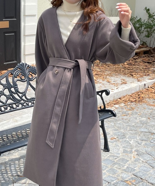 emi+(エミプラス)の「ベルト付き袖折り返し ノーカラーロングコート(ノーカラーコート・レディース・ベージュ/ブラック/チャコールグレー・M/L)」の5枚目の写真