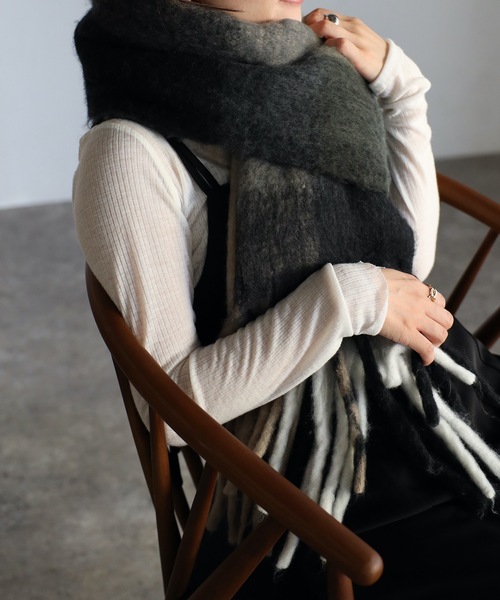 ap retro（アプレトロ）の「チェック柄ボリュームマフラー（ストール/ショール・レディース・ブラック/ピンク/イエロー/ブルー・FREE）」の2枚目の写真