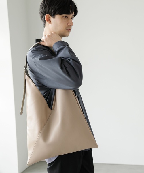 LAKOLE(ラコレ)の「トライアングルベルトトートバッグ / 182153(トートバッグ・メンズ・ブラック/グレイッシュベージュ/チャコールグレー・FREE)」の1枚目の写真