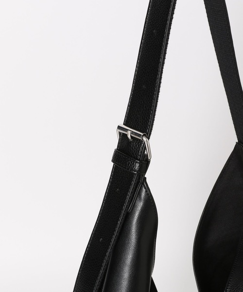 LAKOLE(ラコレ)の「トライアングルベルトトートバッグ / 182153(トートバッグ・メンズ・ブラック/グレイッシュベージュ/チャコールグレー・FREE)」の15枚目の写真