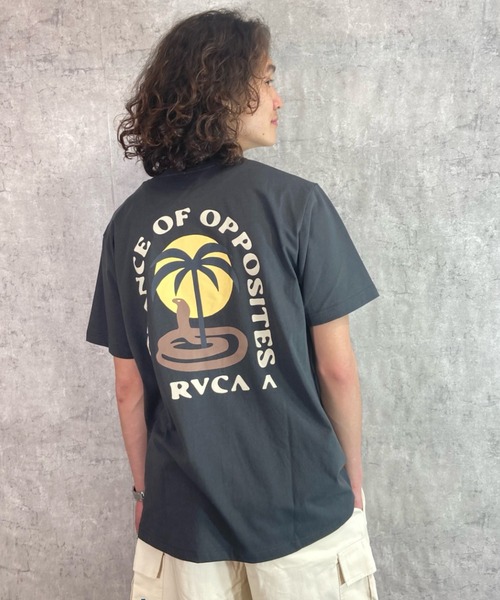 RVCA(ルーカ)の「RVCA/ルーカ バックプリントTシャツ アイランド柄/ヤシの木 くすみカラー/サーフT クルーネック半袖Tシャツ COBRA MIRAGE SS BD041-240(Tシャツ/カットソー・メンズ・ホワイト×ブルー/ブラック×ブラック/ブルー・M/L/XL)」の2枚目の写真