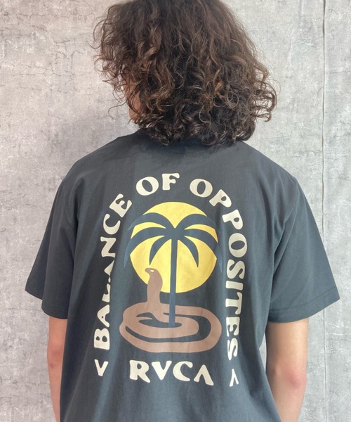 RVCA(ルーカ)の「RVCA/ルーカ バックプリントTシャツ アイランド柄/ヤシの木 くすみカラー/サーフT クルーネック半袖Tシャツ COBRA MIRAGE SS BD041-240(Tシャツ/カットソー・メンズ・ホワイト×ブルー/ブラック×ブラック/ブルー・M/L/XL)」の14枚目の写真