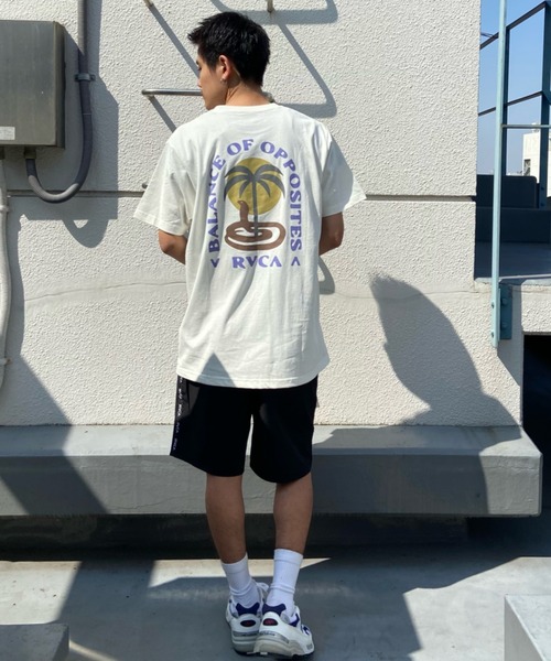 RVCA(ルーカ)の「RVCA/ルーカ バックプリントTシャツ アイランド柄/ヤシの木 くすみカラー/サーフT クルーネック半袖Tシャツ COBRA MIRAGE SS BD041-240(Tシャツ/カットソー・メンズ・ホワイト×ブルー/ブラック×ブラック/ブルー・M/L/XL)」の11枚目の写真
