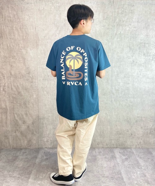 RVCA(ルーカ)の「RVCA/ルーカ バックプリントTシャツ アイランド柄/ヤシの木 くすみカラー/サーフT クルーネック半袖Tシャツ COBRA MIRAGE SS BD041-240(Tシャツ/カットソー・メンズ・ホワイト×ブルー/ブラック×ブラック/ブルー・M/L/XL)」の20枚目の写真