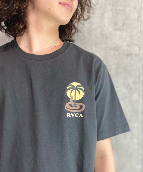 RVCA(ルーカ)の「RVCA/ルーカ バックプリントTシャツ アイランド柄/ヤシの木 くすみカラー/サーフT クルーネック半袖Tシャツ COBRA MIRAGE SS BD041-240(Tシャツ/カットソー・メンズ・ホワイト×ブルー/ブラック×ブラック/ブルー・M/L/XL)」の13枚目の写真