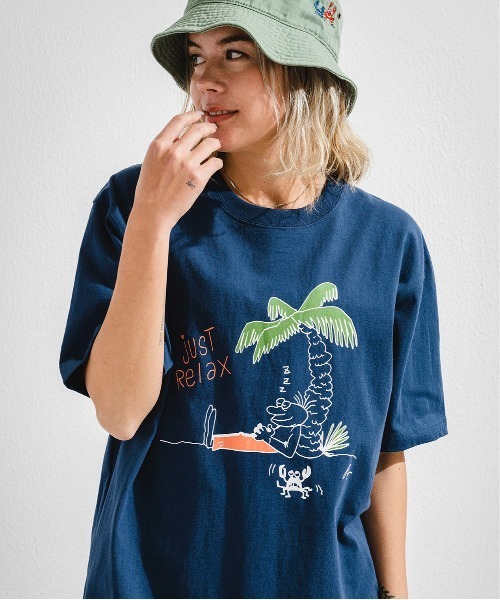 OFFSHORE（オフショア）の「【Collaboration】OS×AMBE JUSTRELAX TEE/オフショア×アンベリュー ジャストリラックスティーシャツ（Tシャツ/カットソー・メンズ・ネイビー/グリーン・S/M/L/XL）」の2枚目の写真