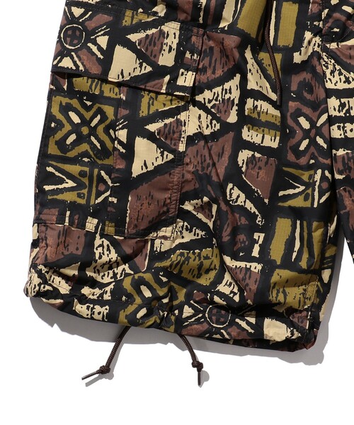 BEAMS PLUS(ビームスプラス)の「BEAMS PLUS / ナイロン リップストップ バティックプリント 6ポケット ビーチショーツ(その他パンツ・メンズ・ネイビー/ブラウン・M/S/L/XL)」の8枚目の写真
