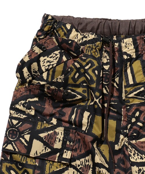 BEAMS PLUS(ビームスプラス)の「BEAMS PLUS / ナイロン リップストップ バティックプリント 6ポケット ビーチショーツ(その他パンツ・メンズ・ネイビー/ブラウン・M/S/L/XL)」の9枚目の写真