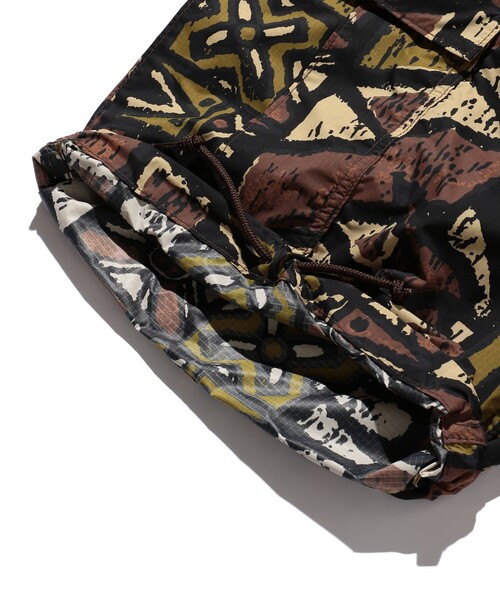BEAMS PLUS(ビームスプラス)の「BEAMS PLUS / ナイロン リップストップ バティックプリント 6ポケット ビーチショーツ(その他パンツ・メンズ・ネイビー/ブラウン・M/S/L/XL)」の11枚目の写真