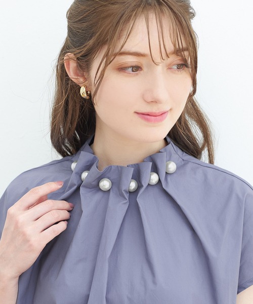 alotta(アロッタ)の「ギャザーネックパール調デザインブラウス(シャツ/ブラウス・レディース・コバルトブルー/アイボリー/ブラック・LARGE/MEDIUM/X-LARGE/XX-LARGE)」の10枚目の写真