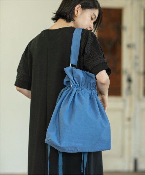 OPAQUE.CLIP（オペークドットクリップ）の「◆【軽量／A4収納可能】ドローストリングワンショルダー（ショルダーバッグ・レディース・グレー/ダークブラウン/ブラック/ライトベージュ/ブルー・00）」の7枚目の写真