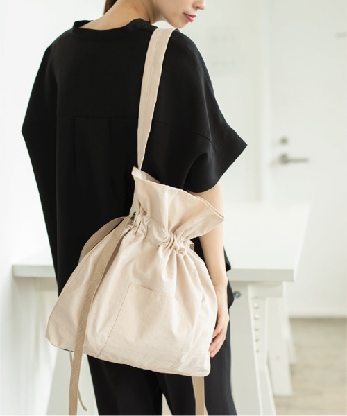 OPAQUE.CLIP（オペークドットクリップ）の「◆【軽量／A4収納可能】ドローストリングワンショルダー（ショルダーバッグ・レディース・グレー/ダークブラウン/ブラック/ライトベージュ/ブルー・00）」の4枚目の写真